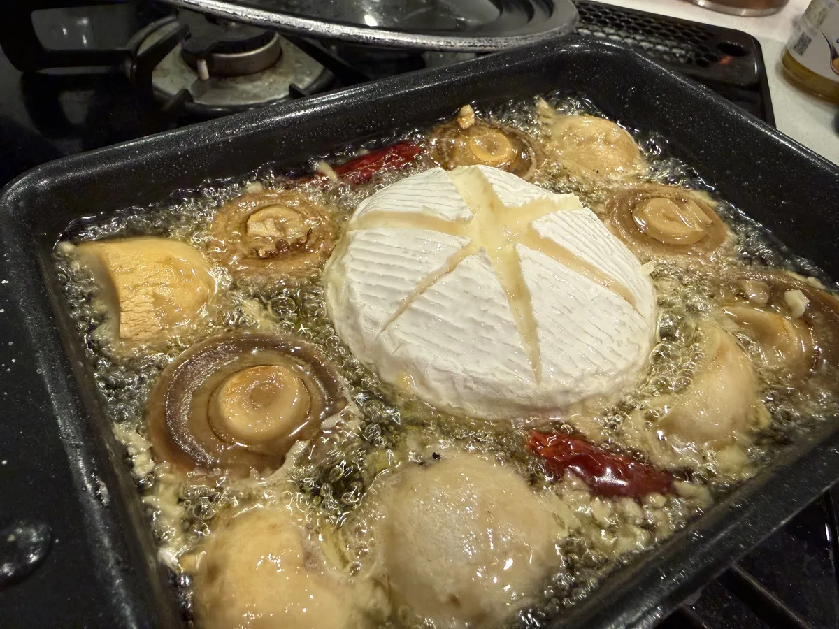火にかけて煮立ったアヒージョ
